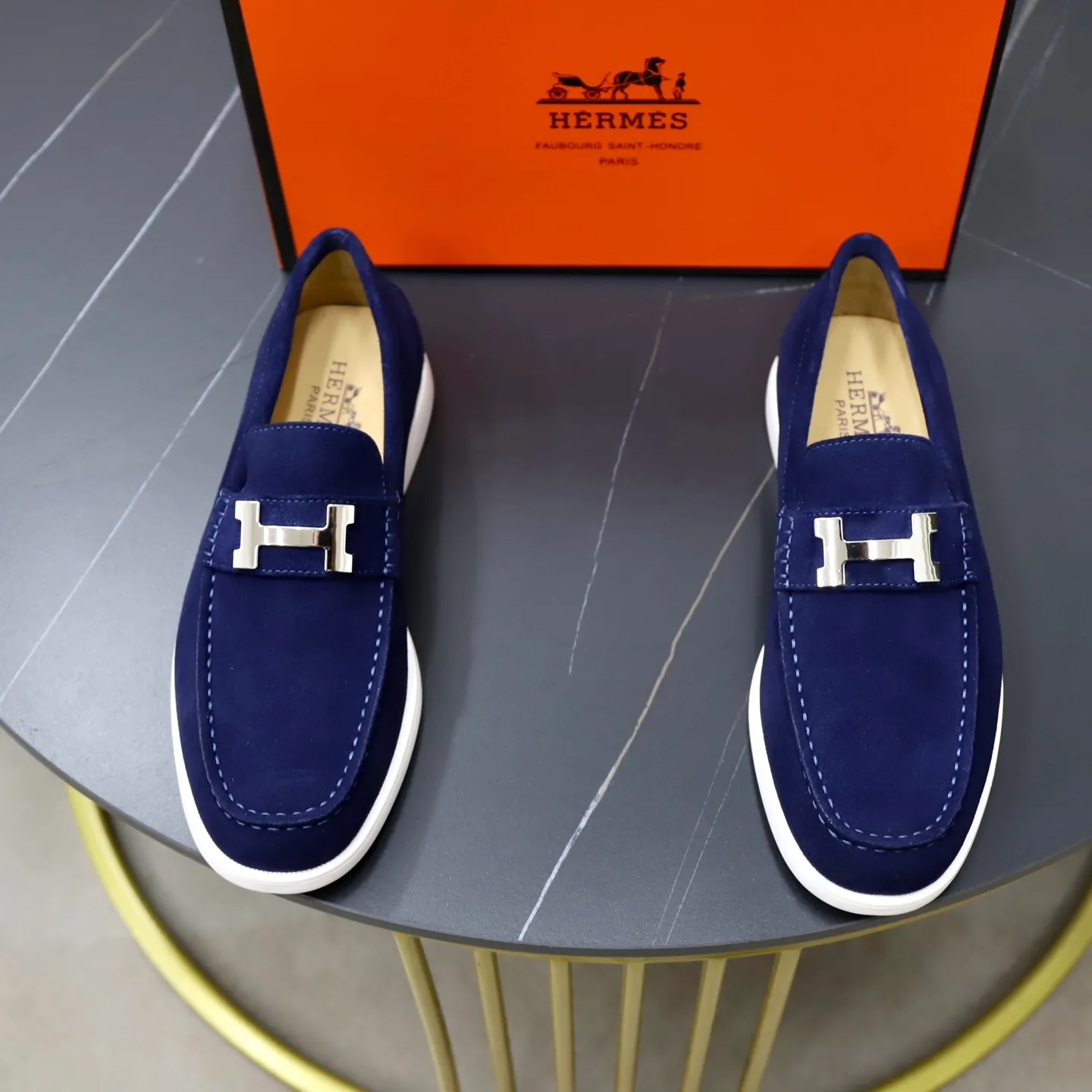 Ex-factory price: 540💰Hermès/Hermès slip-on men's shoes. This shoe is made of imported cow suede leather, with simple and smooth lines, and a 3CM rubber foam ultra-light sole combined with aerodynamic design! Youthful and fashionable, H button decoration, contrasting leather embellishment on the heel, calf lining to gently wrap your feet, with embossed logo cowhide feet, leather rock strips, casual and urban style, highlighting youthful vitality, sports and leisure version, super versatile Size number: 38-39-40-41-42-43-44 Standard leather shoe size (45 can be customized but does not support returns)